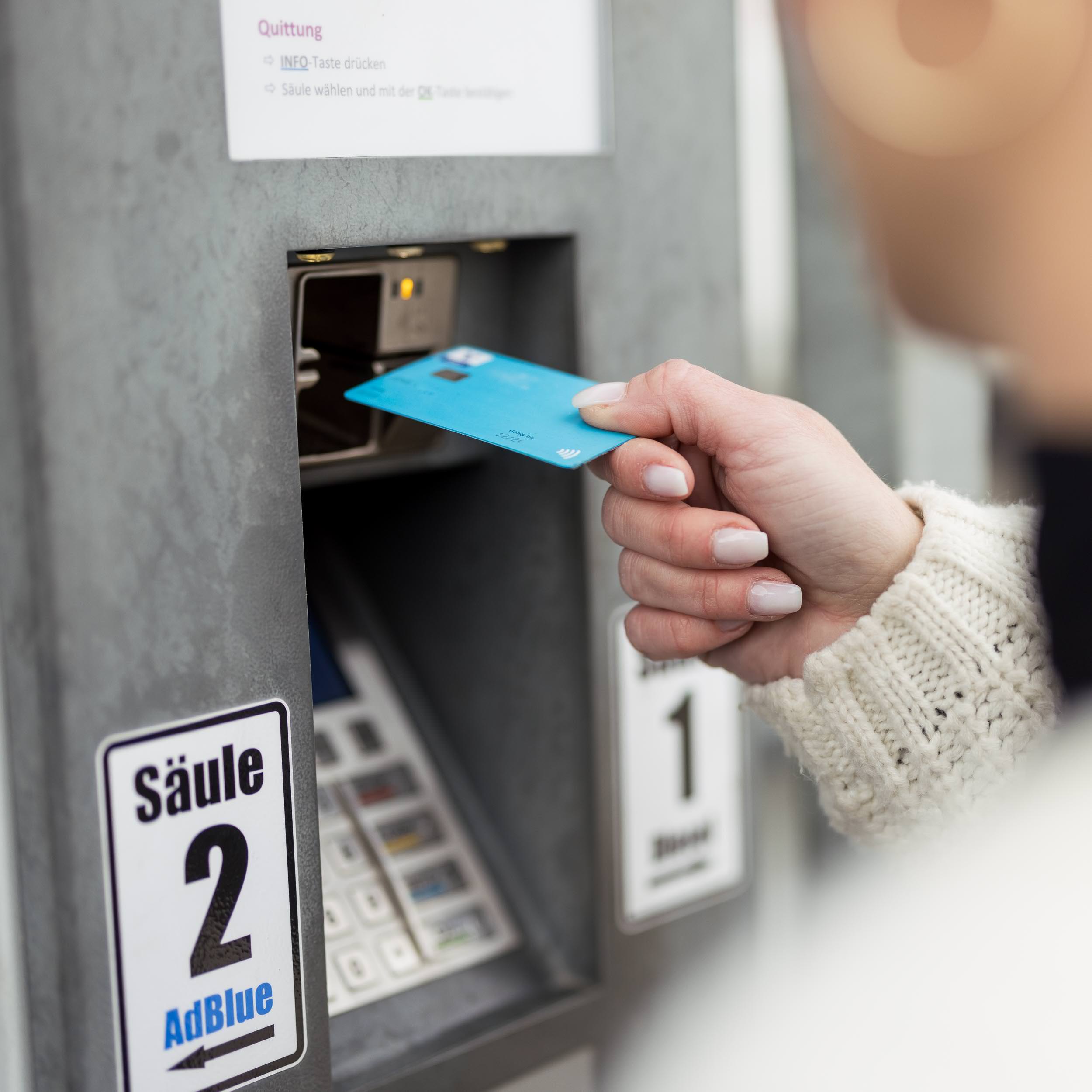 An unserer Tankstelle für Diesel und AdBlue zahlen Sie 24/7 mit EC- oder Kreditkarte.